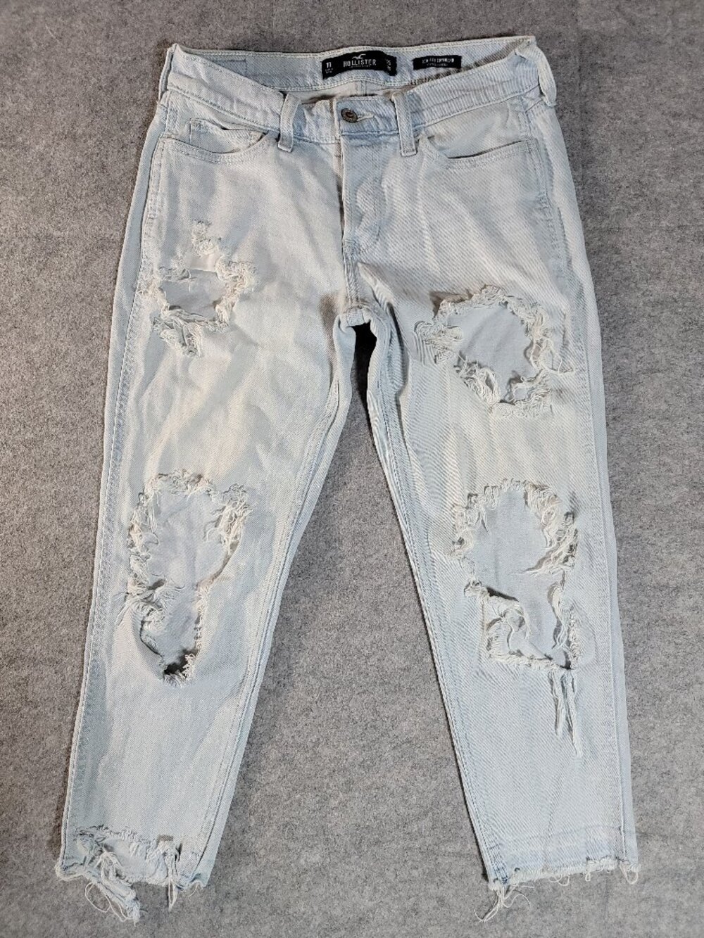 Hollister Cropeed Low Rise Boyfriend Distressed Light Wash Jeans 1R / W25L25